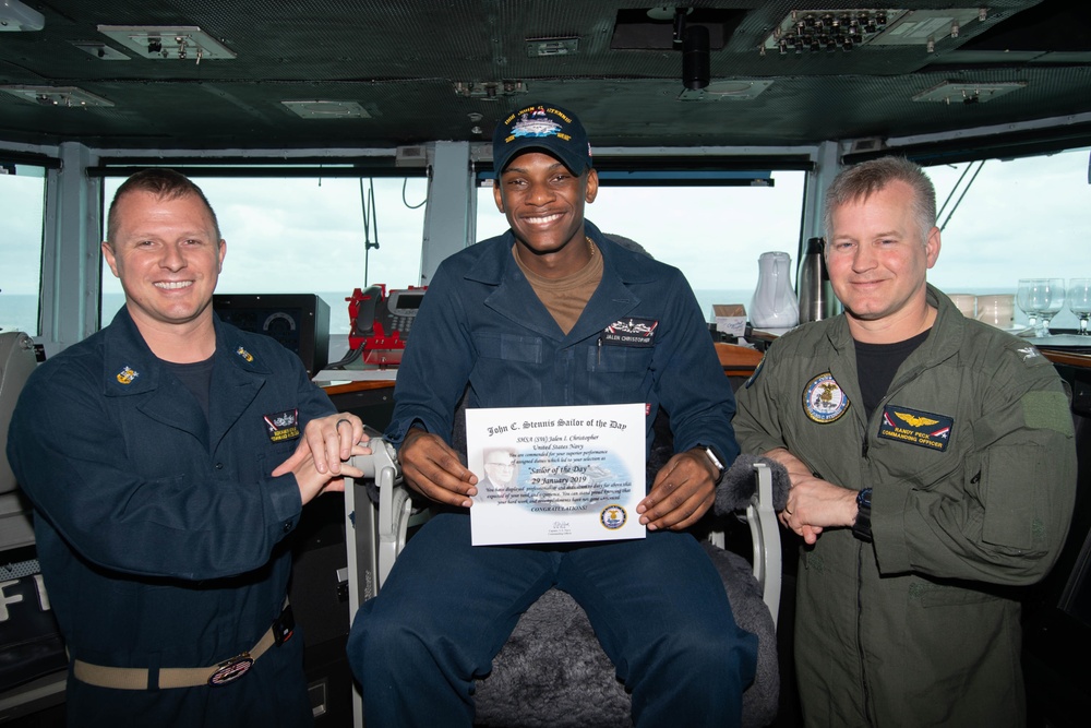 U.S. Sailor receives Sailor of the Day award