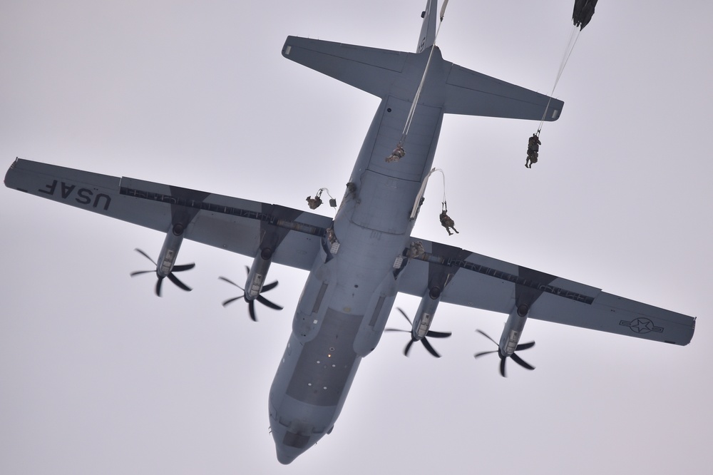 4-319th AFAR multinational airborne jump