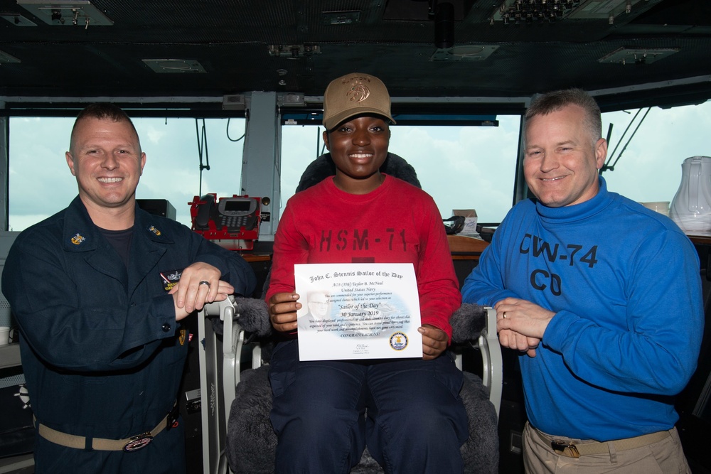 U.S. Sailor receives Saior of the Day award