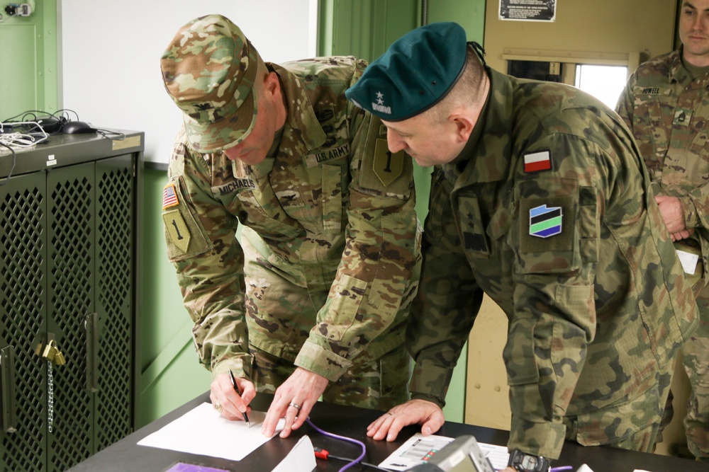 Col. Patrick Michaelis welcomes Major General Jaroslaw Gromadzinski to the Mission Command Element