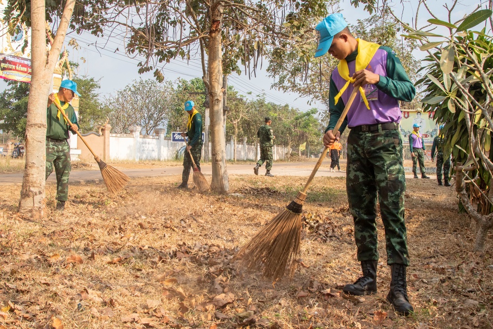 U.S., Thai soldiers visit local school