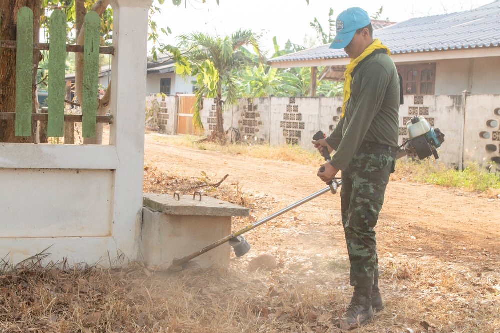 U.S., Thai soldiers visit local school