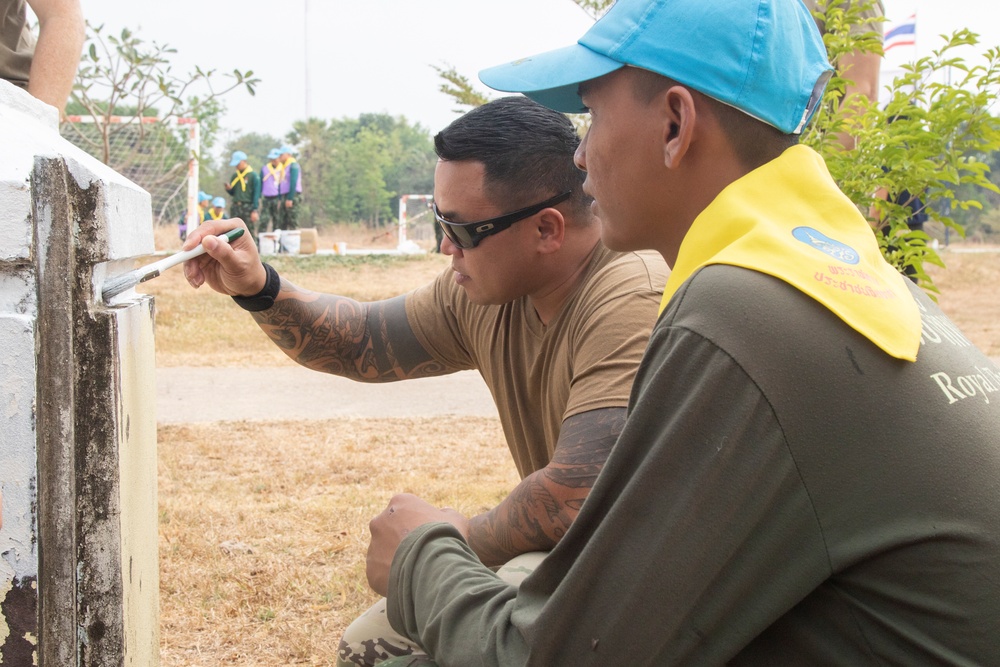 U.S., Thai soldiers visit local school