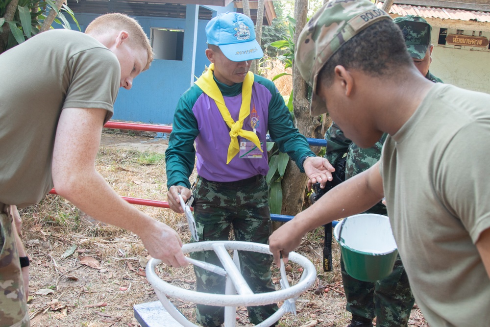 U.S., Thai soldiers visit local school