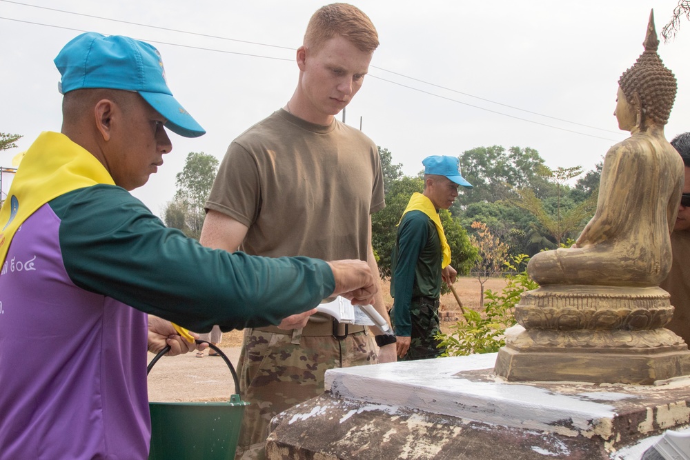 U.S., Thai soldiers visit local school