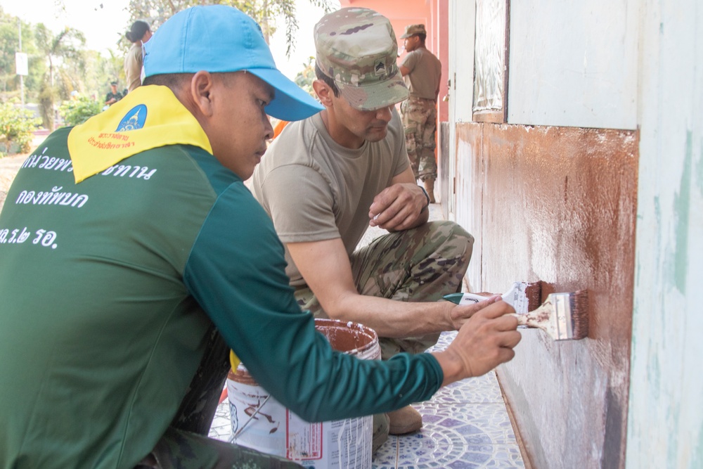 U.S., Thai soldiers visit local school