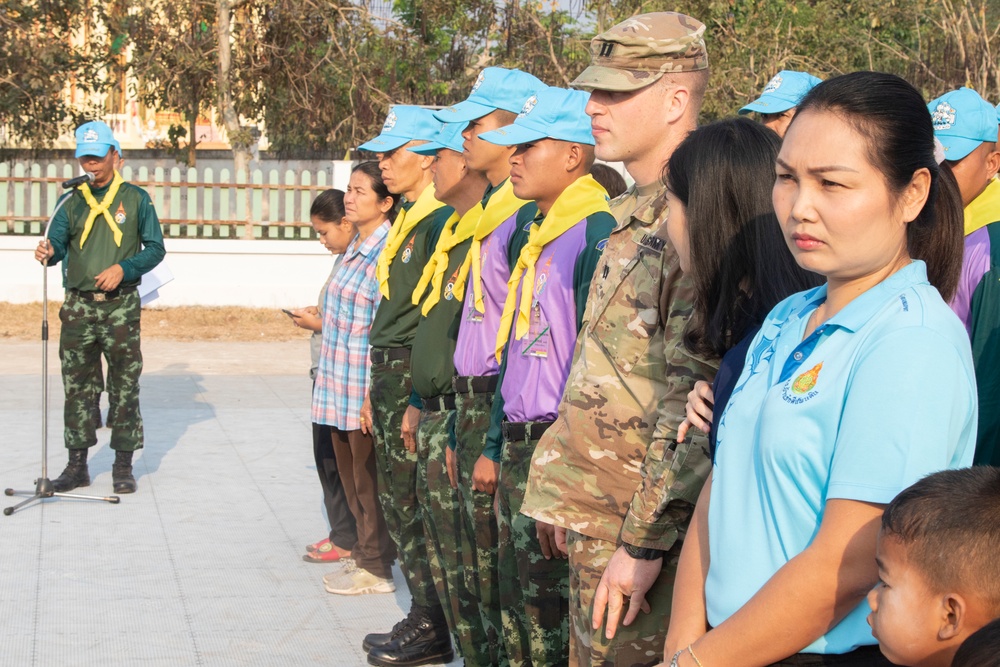 U.S., Thai soldiers visit local school