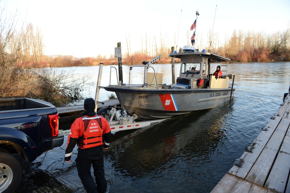 Coast Guard serviceman es Columbia River Aids to Navigation