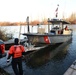 Coast Guard serviceman es Columbia River Aids to Navigation