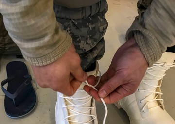 Guardsmen engage with western Alaskans during sled dog race