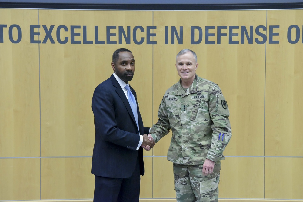 National security correspondent speaks at Defense Intelligence Agency mentoring summit