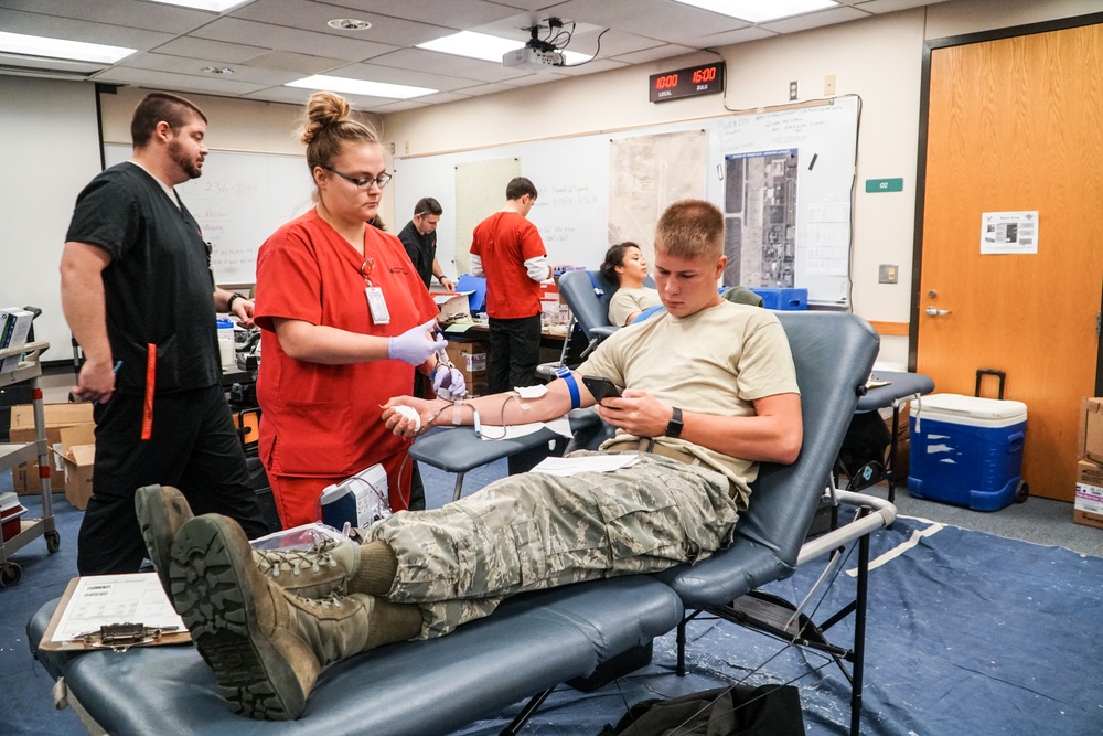 Missouri Airmen donate blood