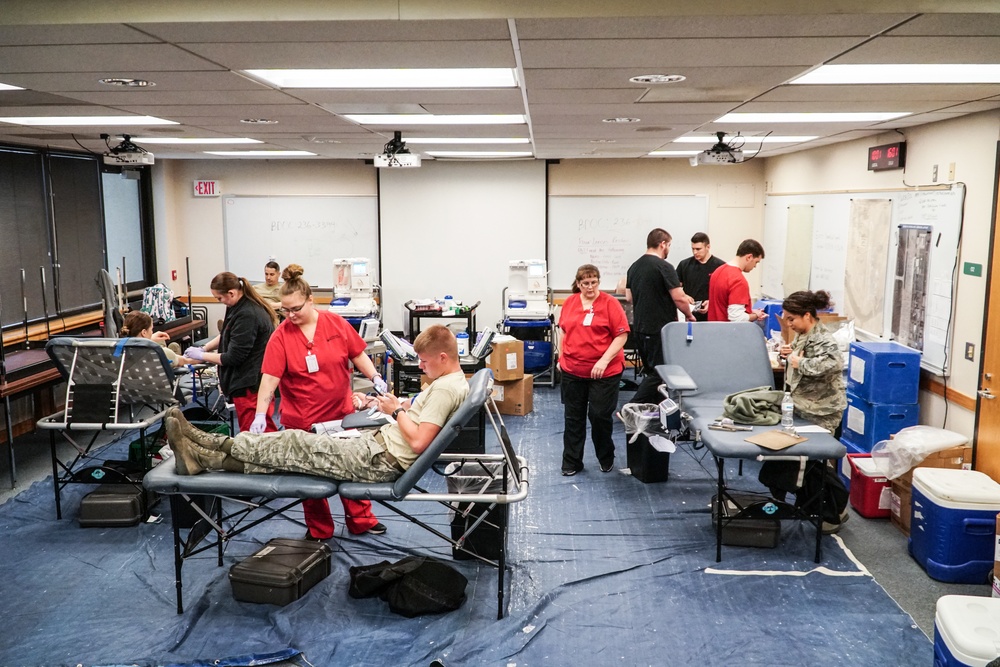 Missouri Airmen donate blood