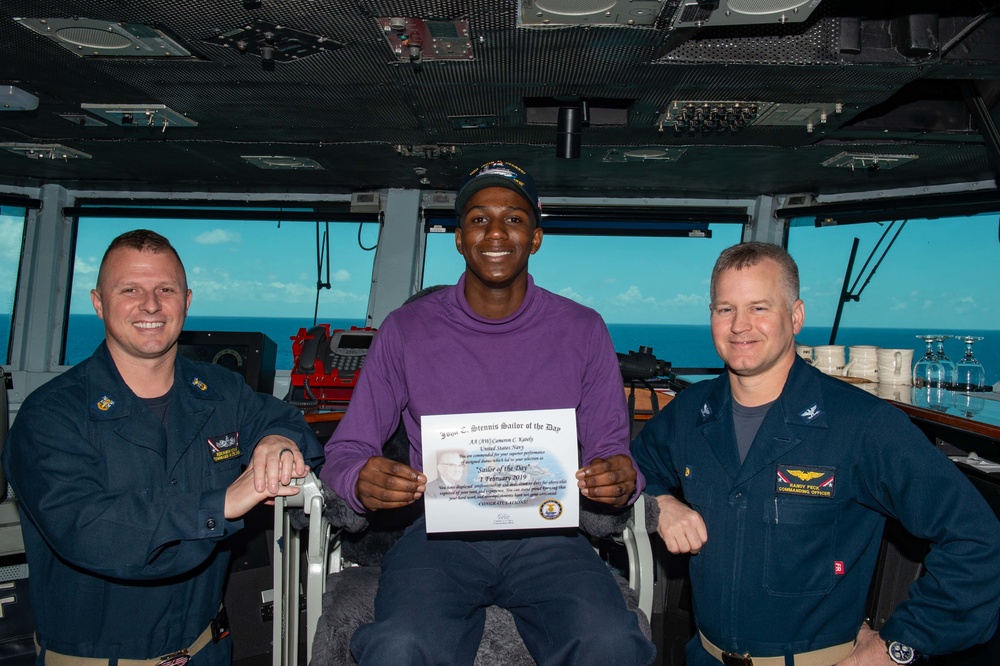 U.S. Sailor receives Sailor of the Day award