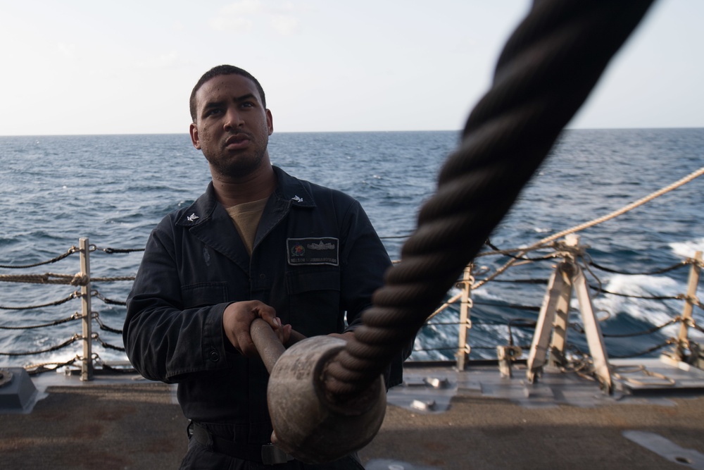 U.S. Navy Boatswain’s Mate 3rd Class Nelson Jiminian-Ovando, from New York, handles a cable extension