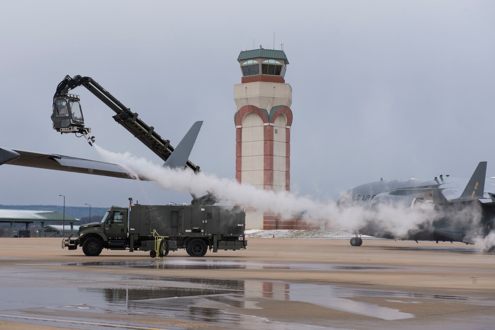 Maintainers keep aircraft ready despite extreme cold