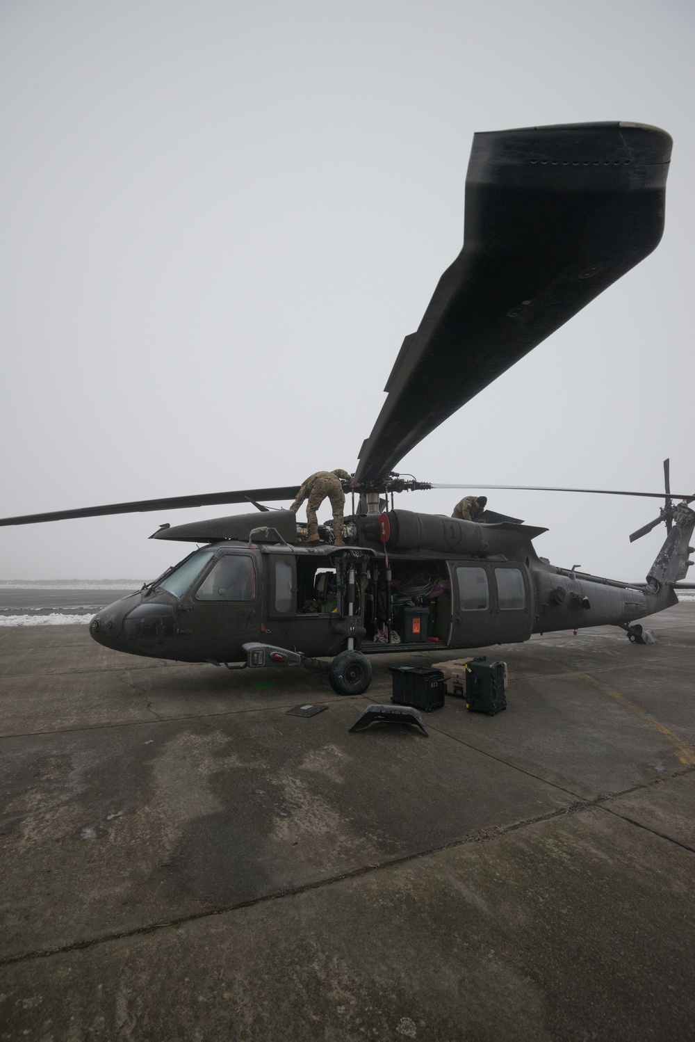 40-hour maintenance on 1CAB 1ID UH-60 Black Hawk in cold weather