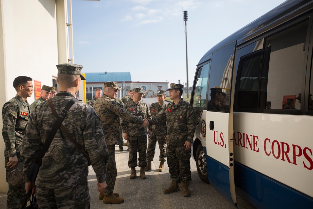 Republic of Korea Commandant visits HMLA-267
