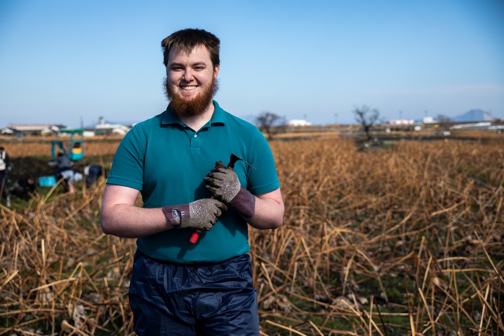 Learning the roots: station residents dig lotus roots