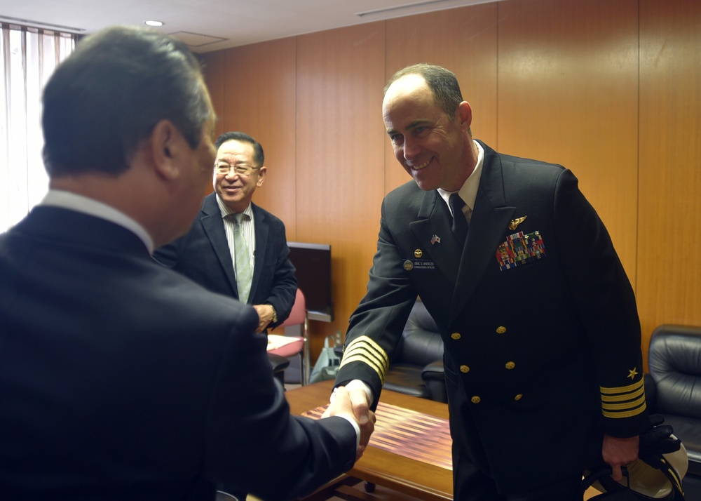 USS Blue Ridge Captain meets Otaru officials.