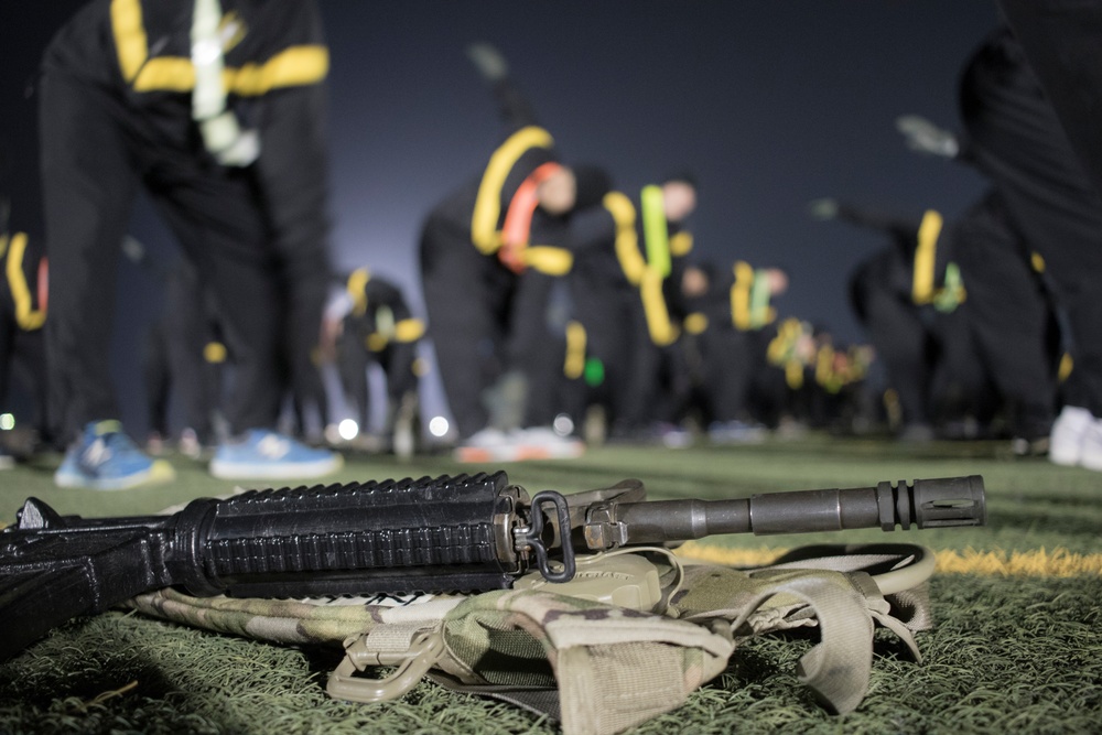 Soldiers Participate in Rifle PRT at Air Assault School