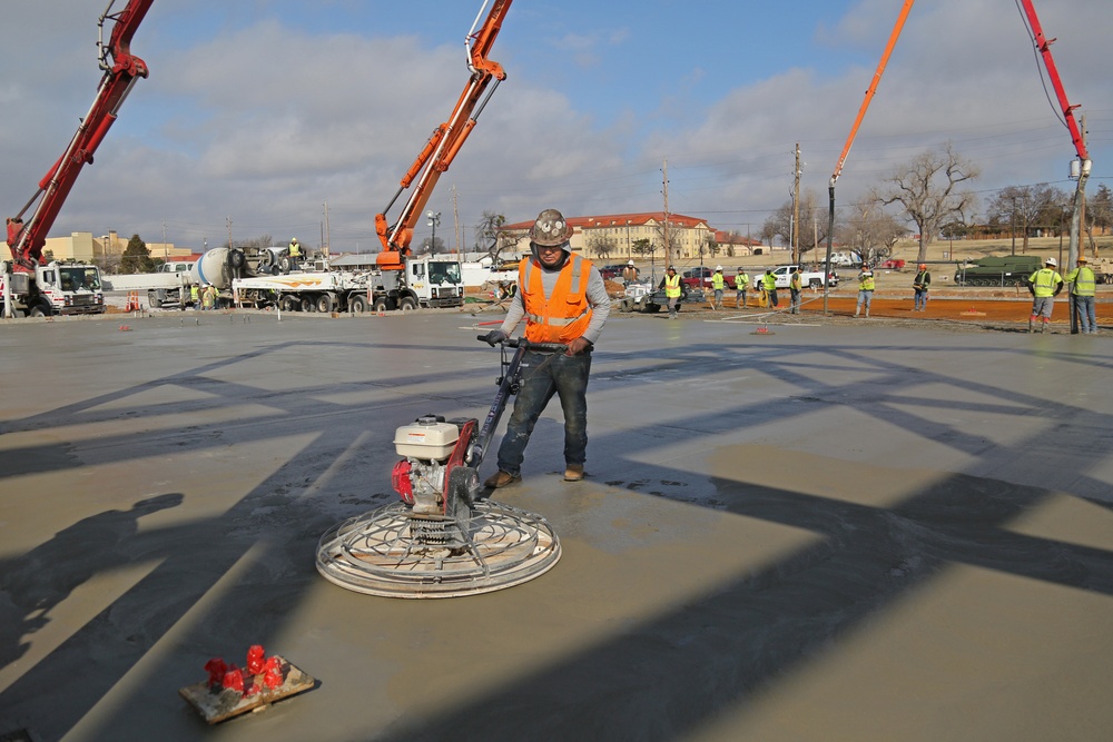 Handheld concrete screed machine