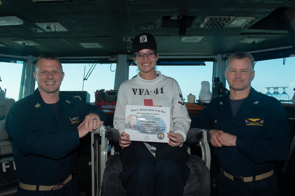 U.S. Sailor receives Sailor of the Day award