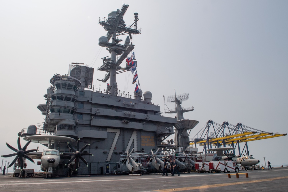 The aircraft carrier USS John C. Stennis (CVN 74) pulls in to Laem Chabang, Thailand