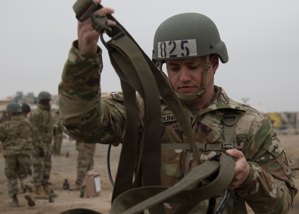 U.S. Service Members participate in Sling Load Dirty Training
