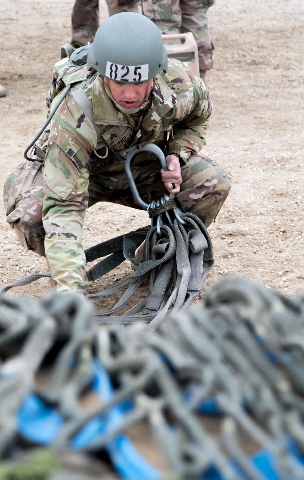 U.S. Service Members participate in Sling Load Dirty Training
