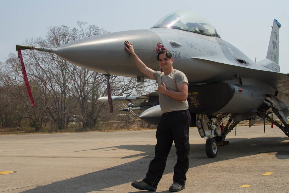 Cobra Gold 19: U.S. Air Force crew chief preps USAF F-16 for mission