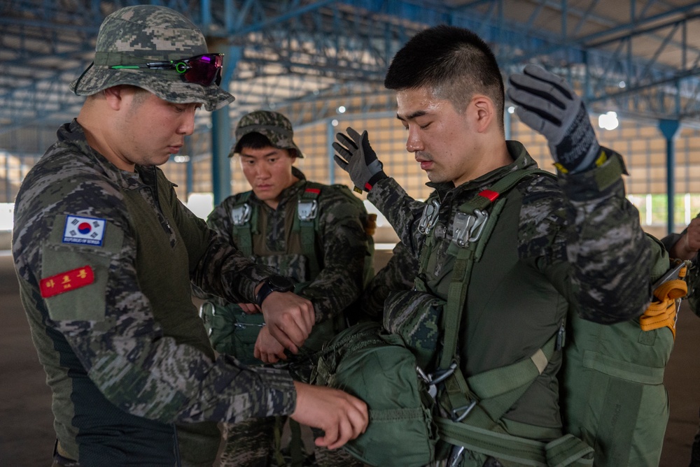 Cobra Gold 19: U.S., Republic of Korea, Royal Thai reconnaissance Marines conduct joint para-ops