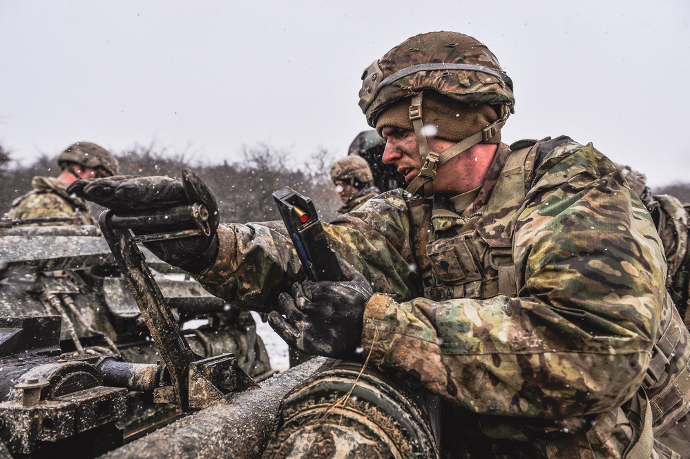 Paratrooper emplaces howitzer