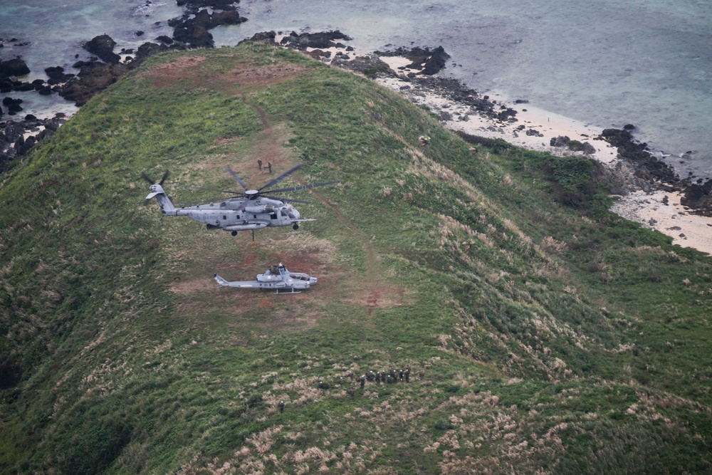 HMH-465 Successfully Recovers AH-1Z Viper Helicopter