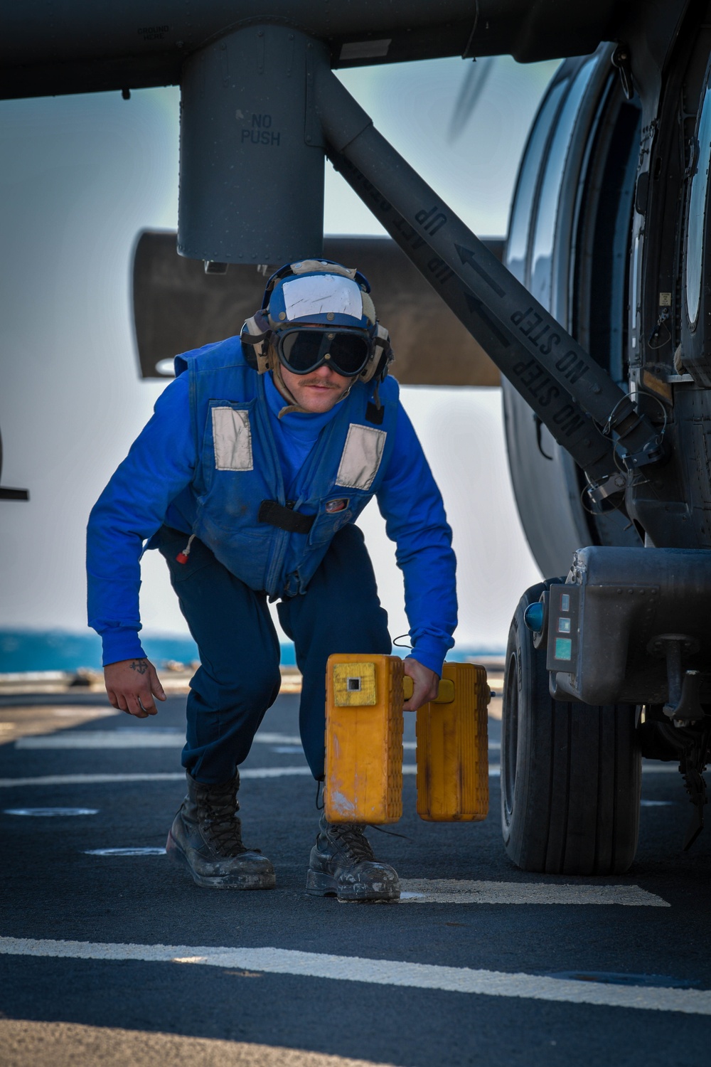 UH-60 Black Hawk lands aboard USS Mitscher