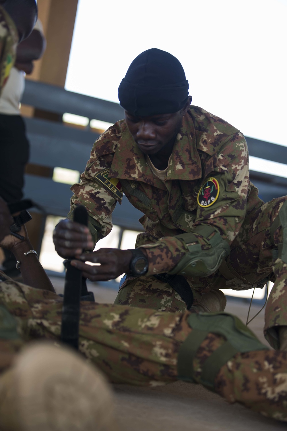 Malian soldier uses tourniquet