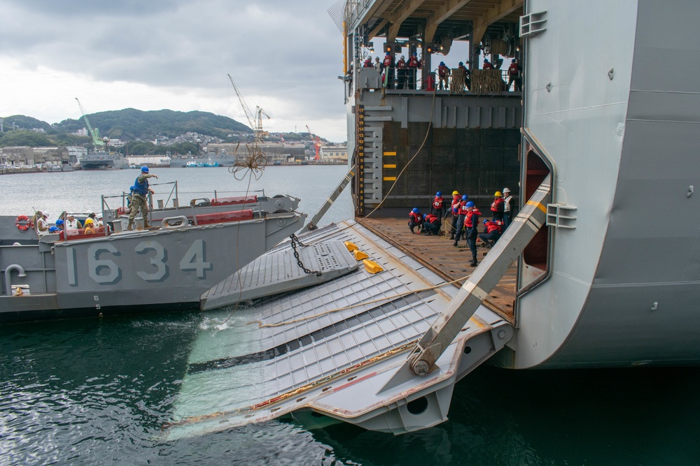 USS Germantown Conducts Stern Gate Marriage