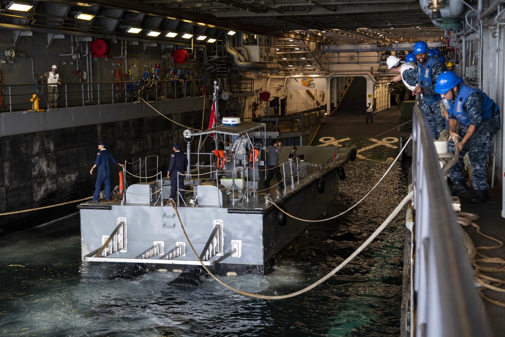 Royal Thai Navy LCM Ops with USS Green Bay (LPD 20)