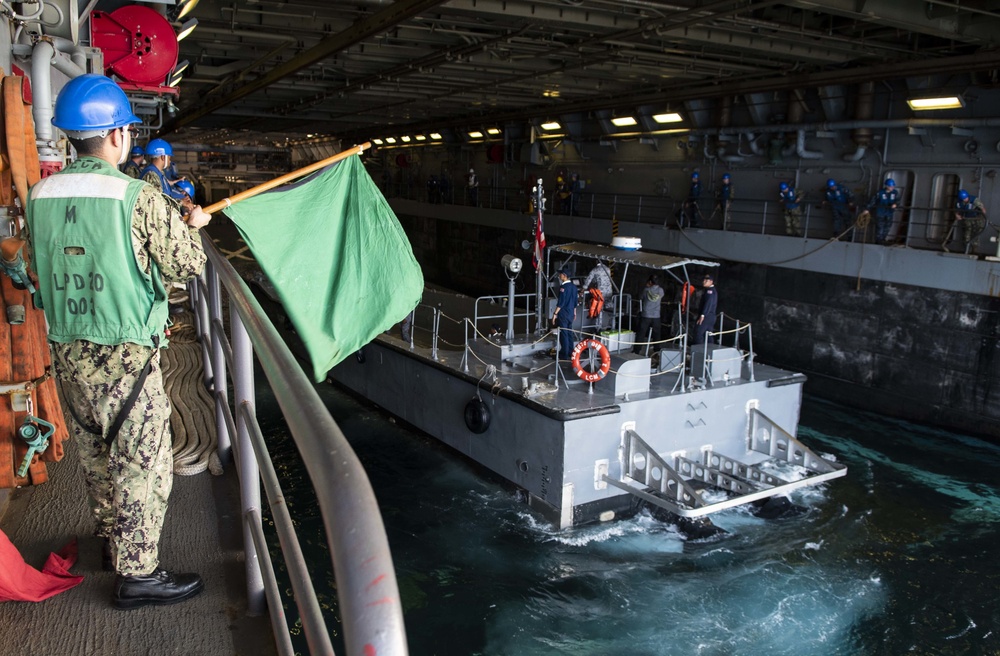 Royal Thai Navy LCM Ops with USS Green Bay (LPD 20)