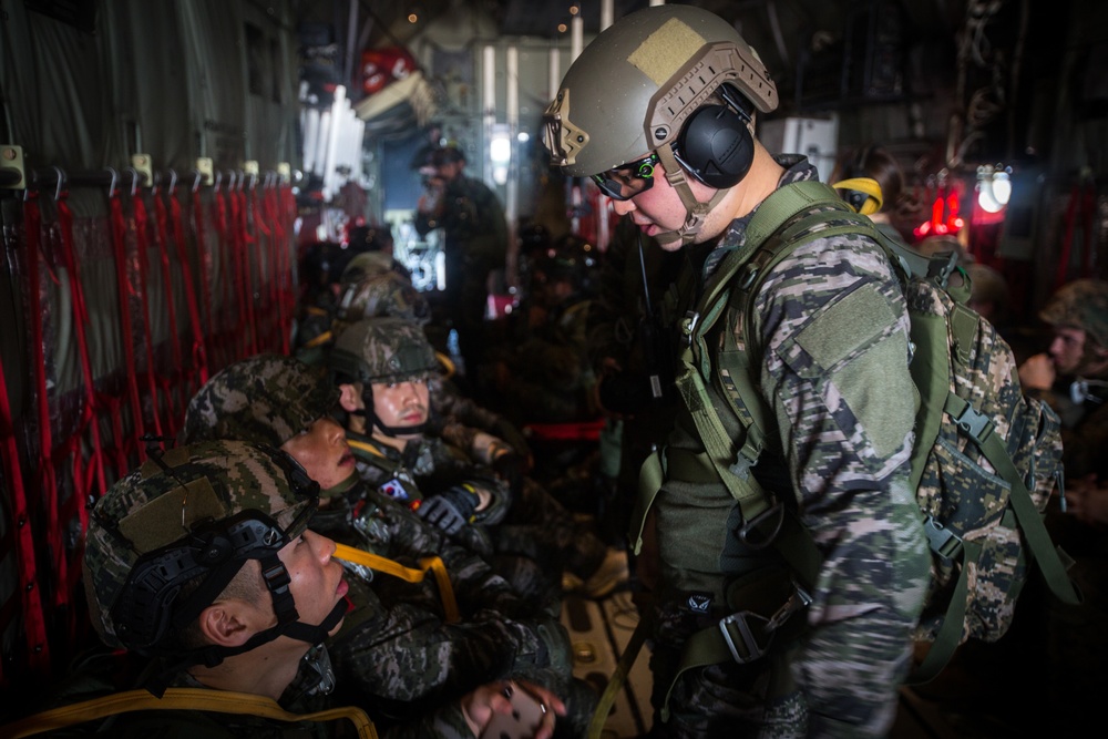 Cobra Gold 2019: U.S. Recon, Royal Thai Recon, ROK Recon VMGR-152 conduct joint air drop and para-operation training