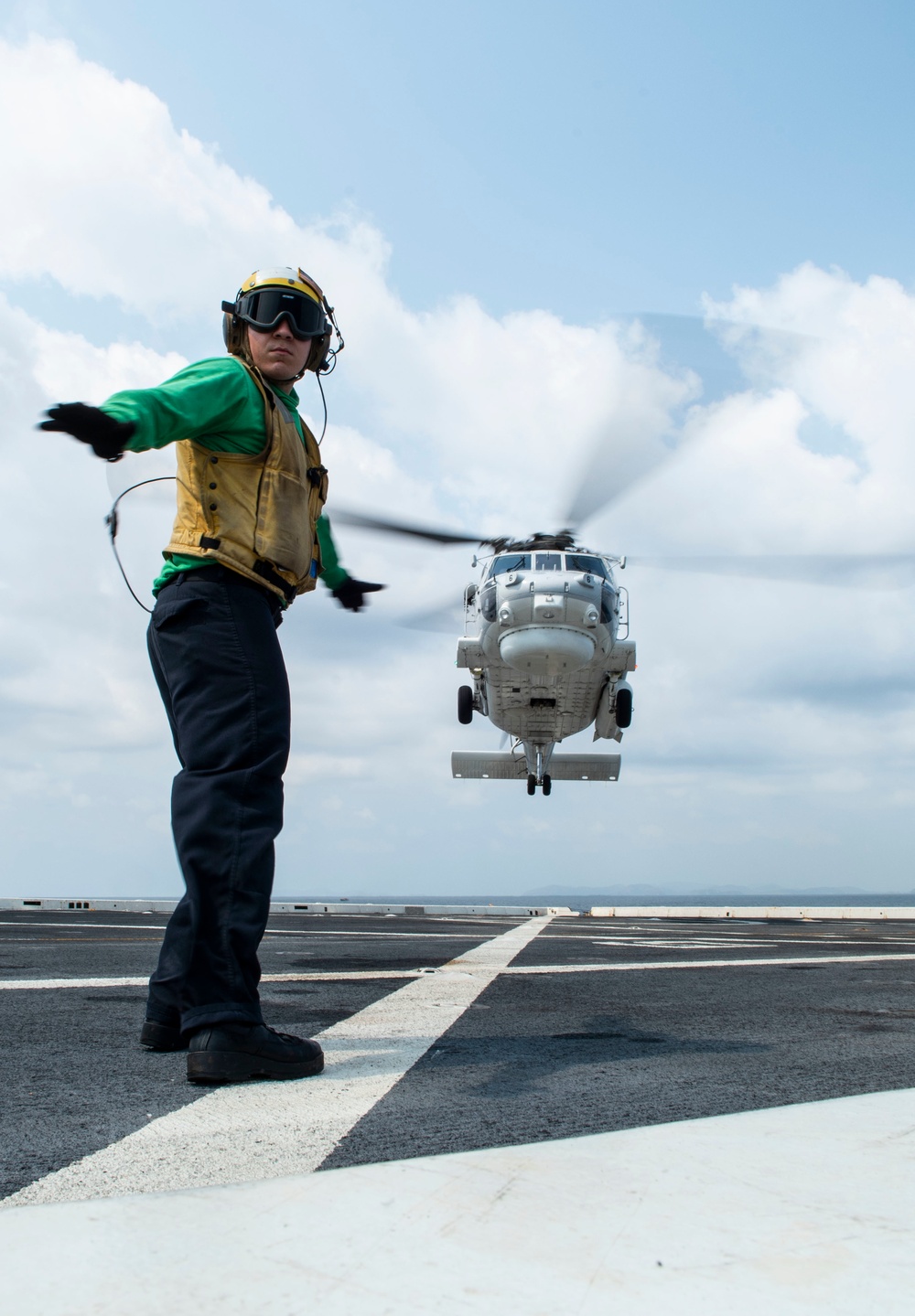 Royal Thai Navy S-70B lands on USS Green Bay