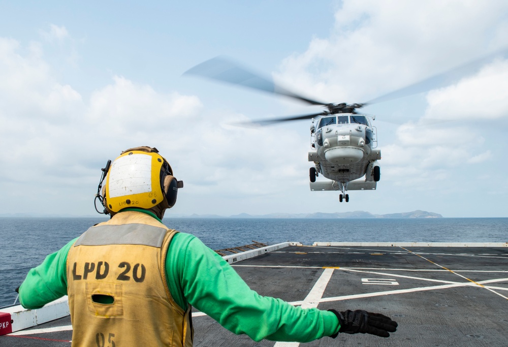 Royal Thai Navy S-70B lands on USS Green Bay