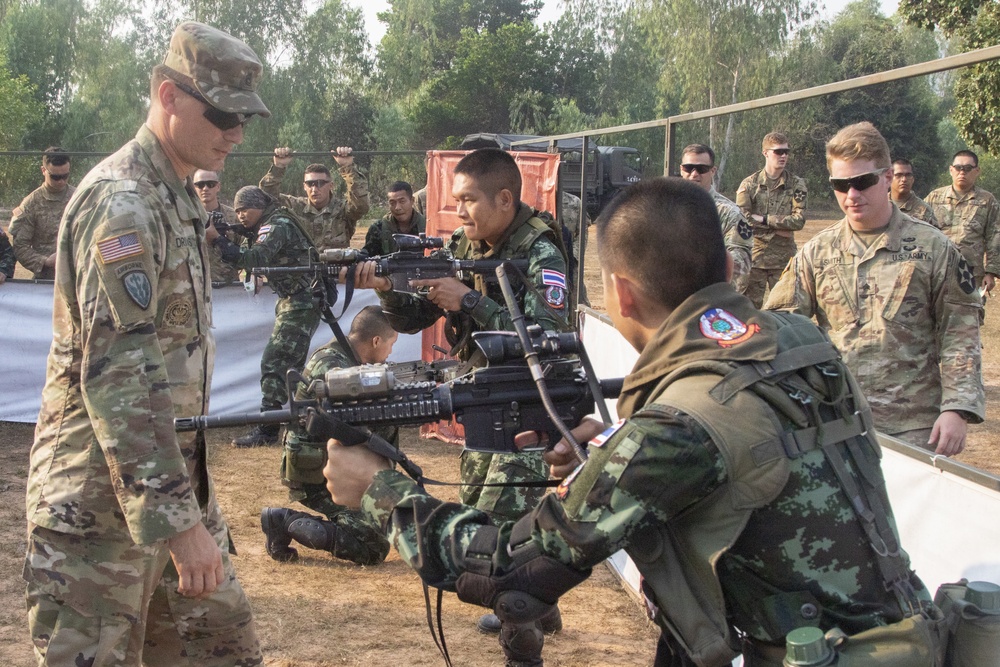 Thai, U.S. soldiers cross train on room clearing techniques