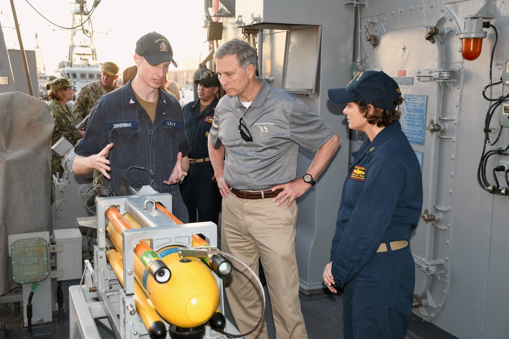 Assistant Secretary of the Navy for Manpower and Reserve Affairs Gregory Slovanic visits USS Gladiator (MCM 11).