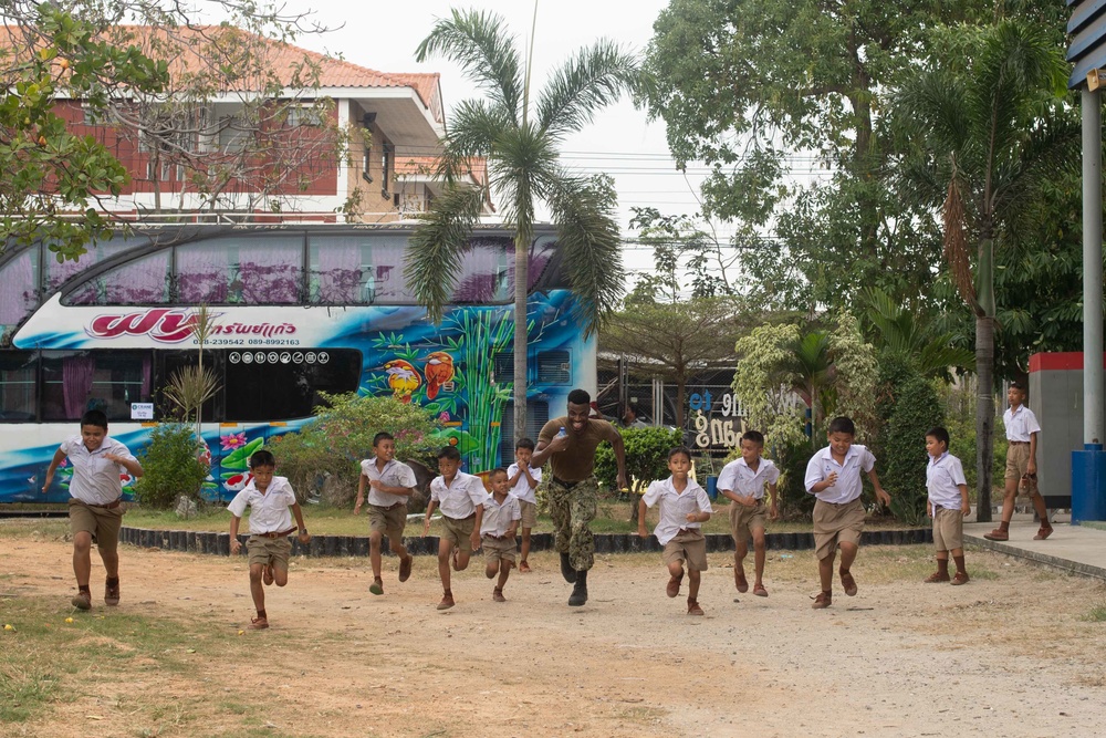 U.S. Sailors volunteer at the at the Ban Banglamung School in in Laem Chabang, Thailand