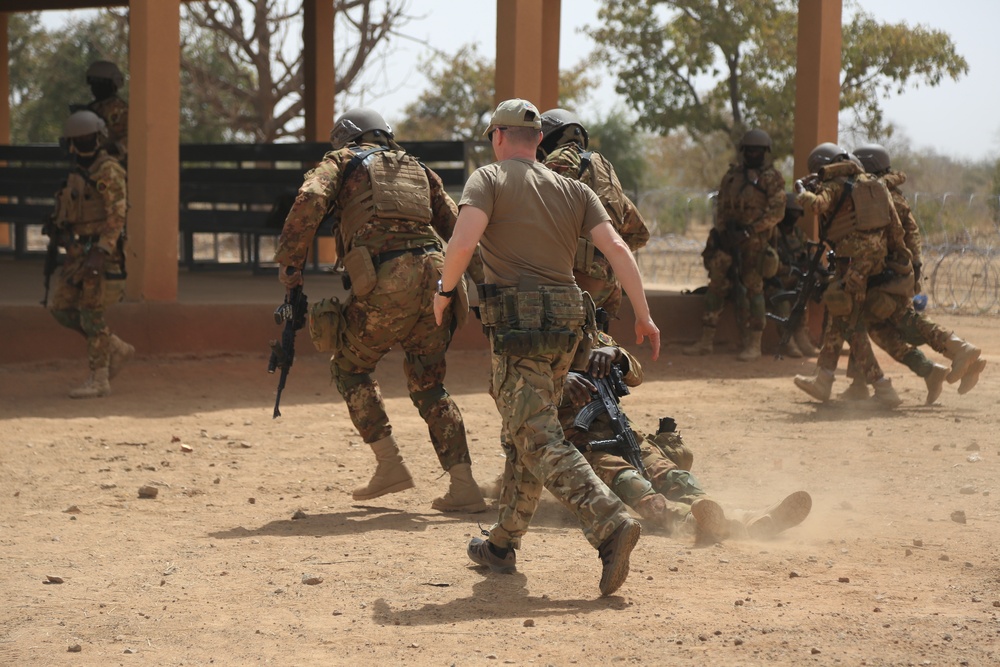 Czech and Malian soldiers train during Flintlock 2019