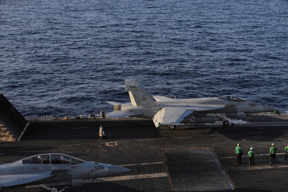 flight deck; USS Abraham Lincoln; CVN 72; COMPTUEX; Underway; aircraft carrier; /A-18E Super Hornet; Sidewinders; (VFA) 86