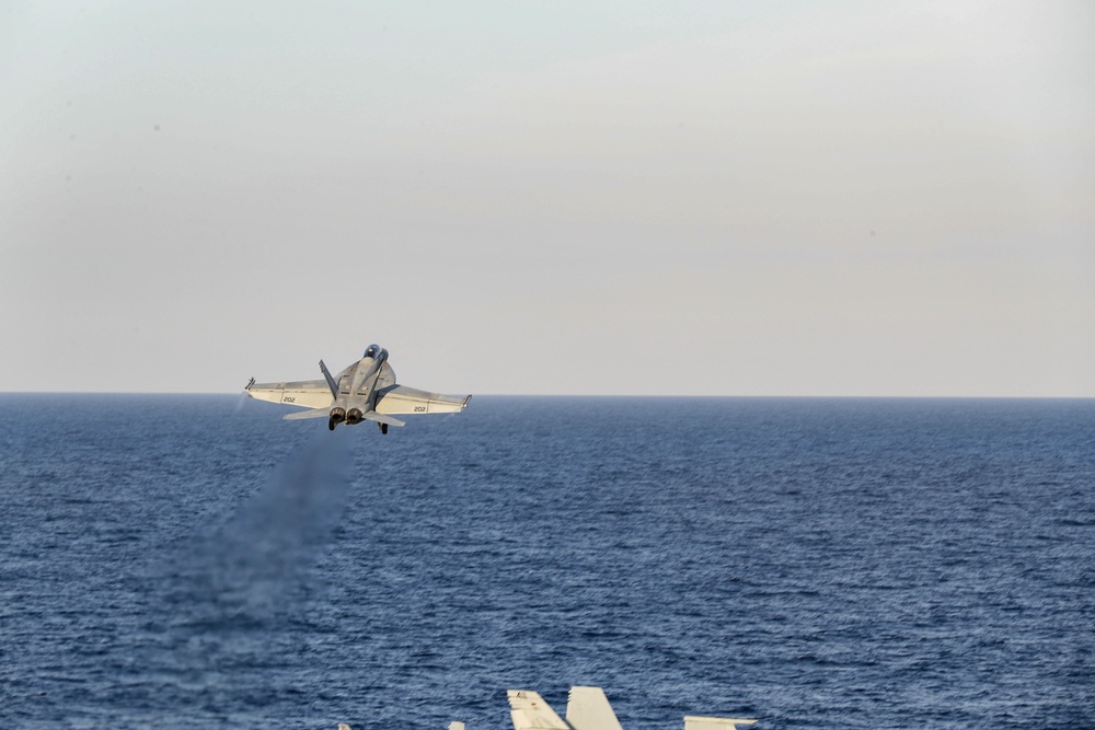 flight deck; USS Abraham Lincoln; CVN 72; COMPTUEX; Underway; aircraft carrier; F/A-18E Super Hornet; Jolly Rogers; (VFA) 103;