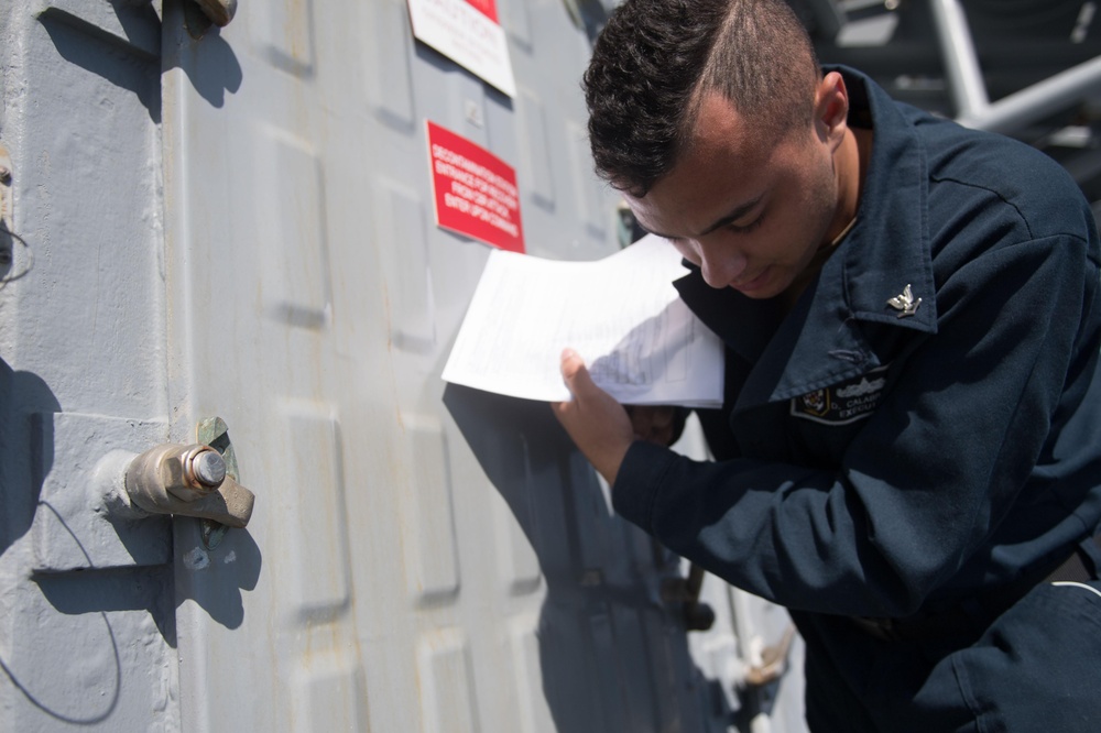 Maintenance aboard USS Mobile Bay
