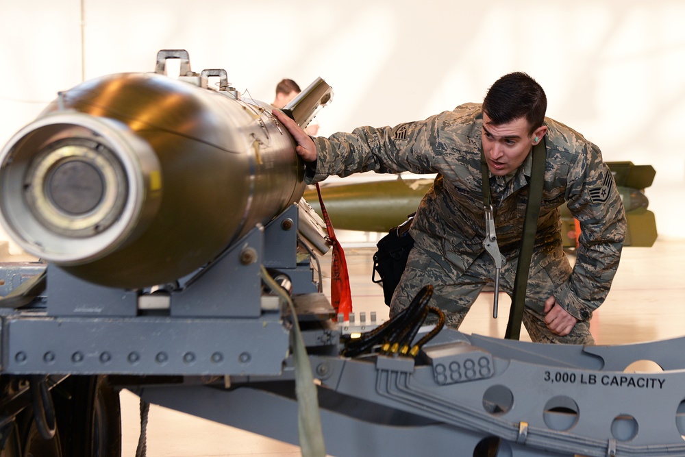 F-16 Fighting Falcon weapons load